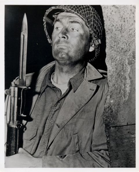 Sgt. Pike (Fess Parker).